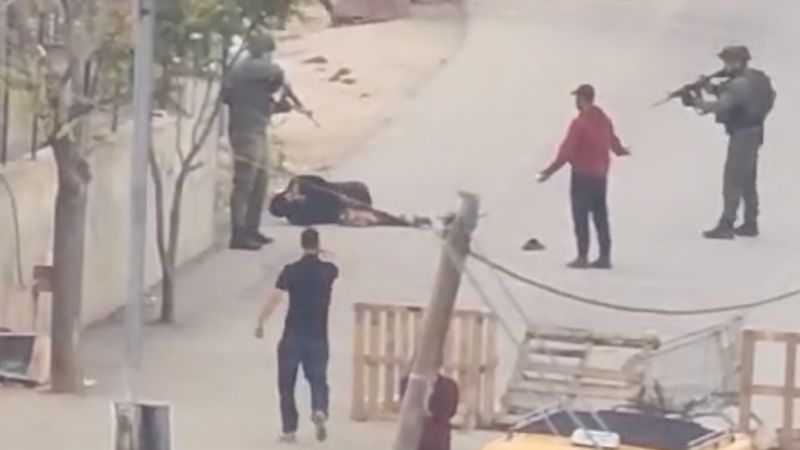 ヨルダン川西岸で軍服を着た男が精神障害者のパレスチナ人を射殺するビデオが映る