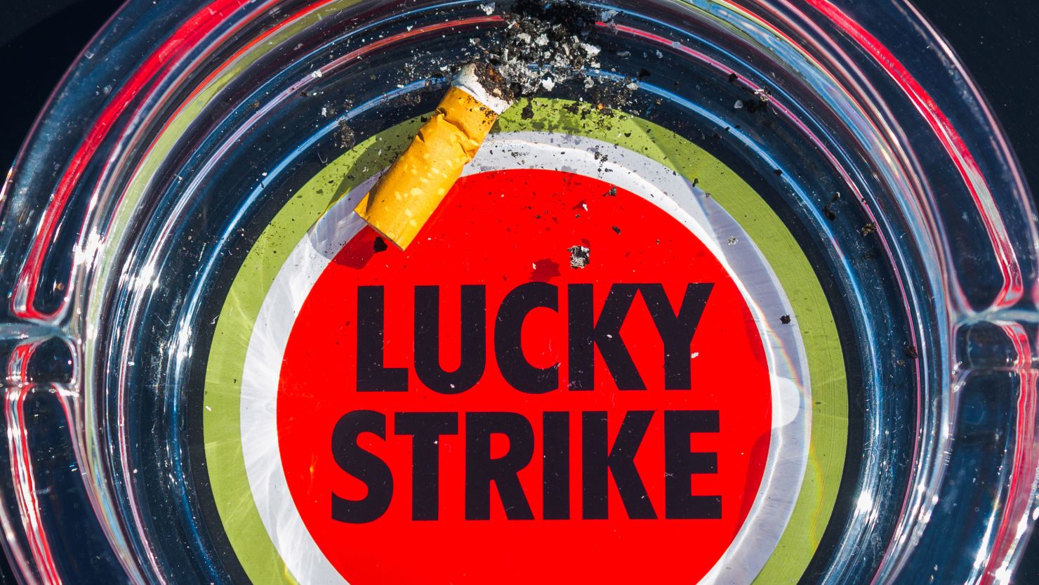 An ash tray with the Lucky Strike logo on it can be seen in Bayreuth, Germany, 24 August 2016. The tobacco company British American Tobacco (BAT) plans to cut 950 positions due to heavy sales losses at Bayreuth. Photo: NICOLAS ARMER/dpa | usage worldwide   (Photo by Nicolas Armer/picture alliance via Getty Images)