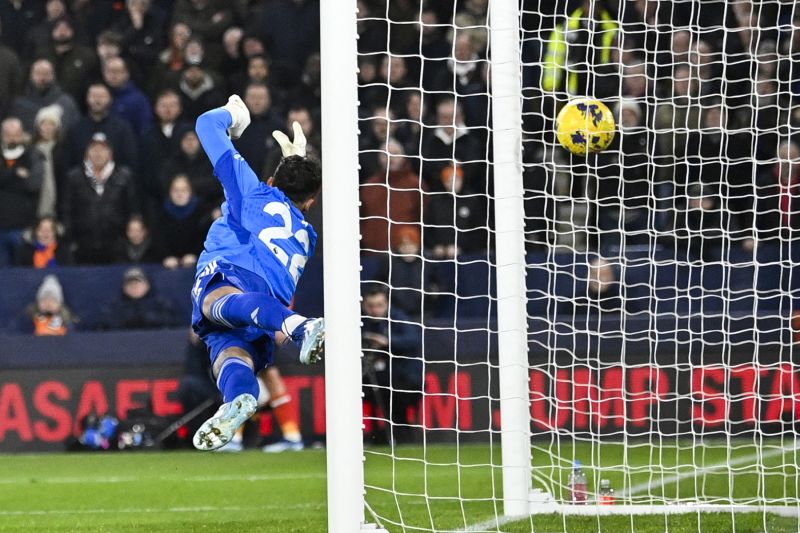 Late winner sees Arsenal extend lead in Premier League title race as goalkeeper controversy persists