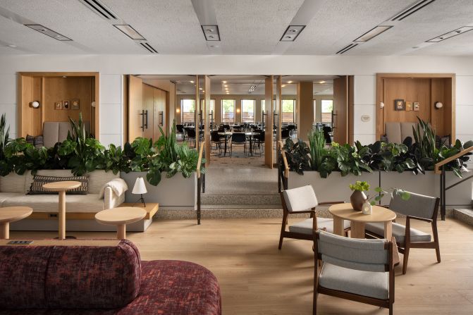 <strong>Light and power</strong>: The hotel uses Power over Ethernet (PoE) lighting, a new, low-voltage technology that uses less power than traditional wiring, which reduced the building's lighting energy use by more than 30%