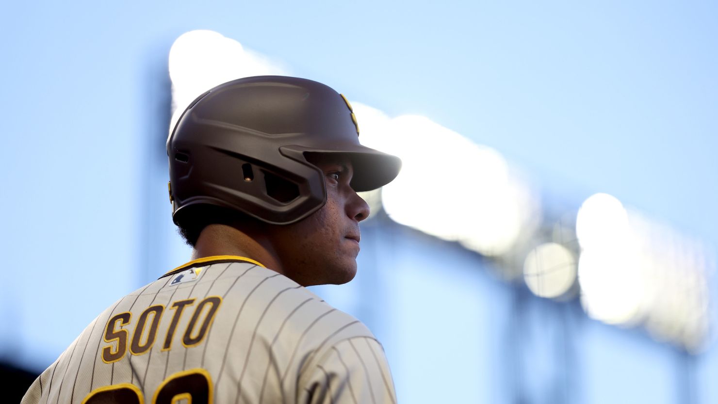 SAN FRANCISCO, CALIFORNIA - SEPTEMBER 25: Juan Soto #22 of the San Diego Padres waits to bat against the San Francisco Giants in the first inning at Oracle Park on September 25, 2023 in San Francisco, California. (Photo by Ezra Shaw/Getty Images)