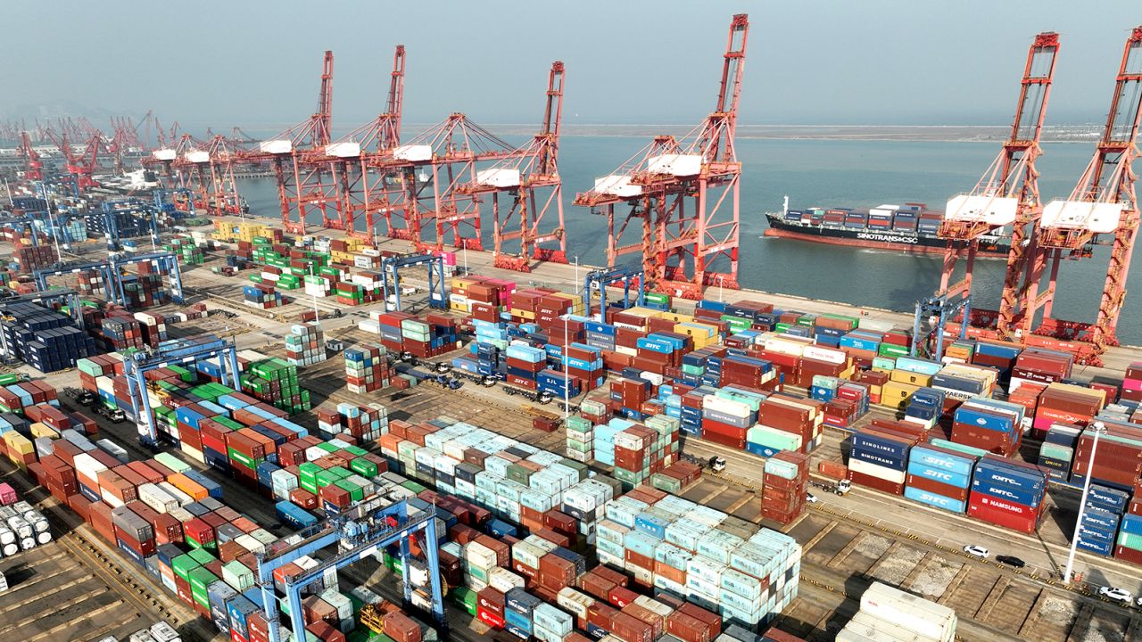 Các tàu chở hàng đang chuẩn bị cập bến để xếp dỡ container tại một cảng container ở Liên Vân Cảng, tỉnh Giang Tô, Trung Quốc, vào ngày 6/12/2023.