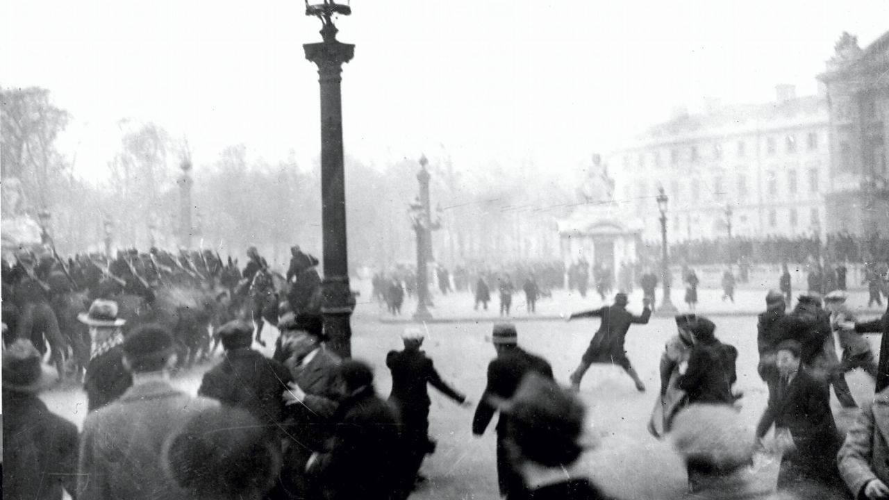 Demonstration of February 6, 1934, in Paris, organized by right leagues. Confrontations place de la Concorde.
