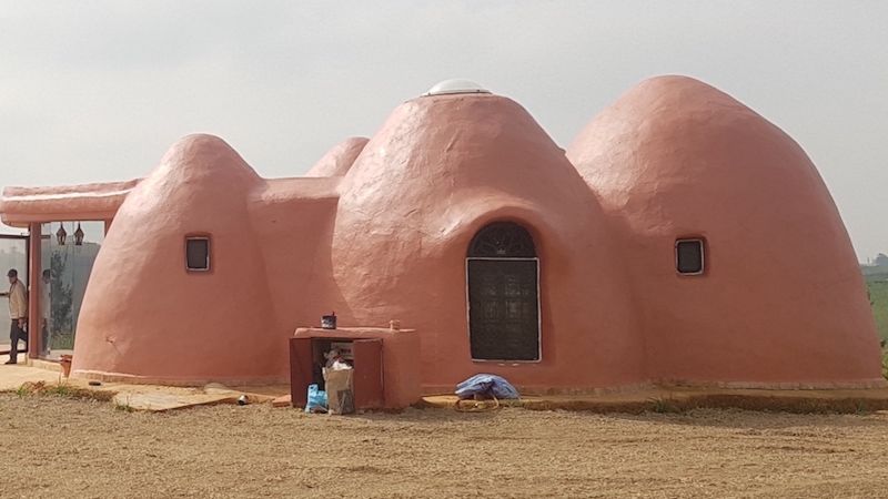 Тези „куполни домове“, направени от почвена смес традиция и иновация
