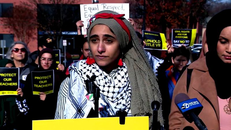 議論の余地があるチンパレスチナのフレーズに電子メールを送ったイスラム教徒アラブ系アメリカ人教師が休暇を取った後に差別を主張する抗議
