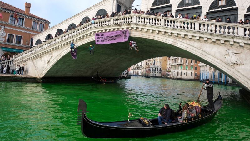 Климатичните активисти на Бунта срещу изчезването боядисват Канале Гранде на Венеция в зелено в протест на COP 28
