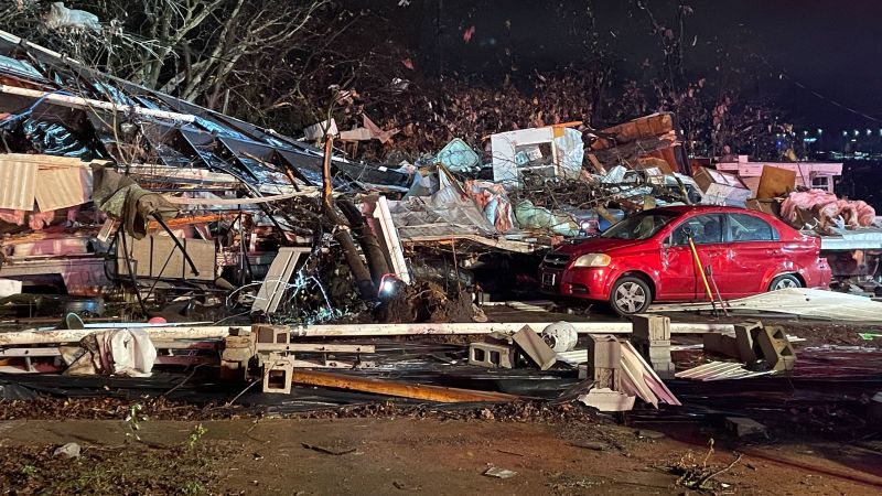 Екипите търсят оцелели и проучват щетите, след като торнадото оставиха най-малко 6 жертви в Тенеси