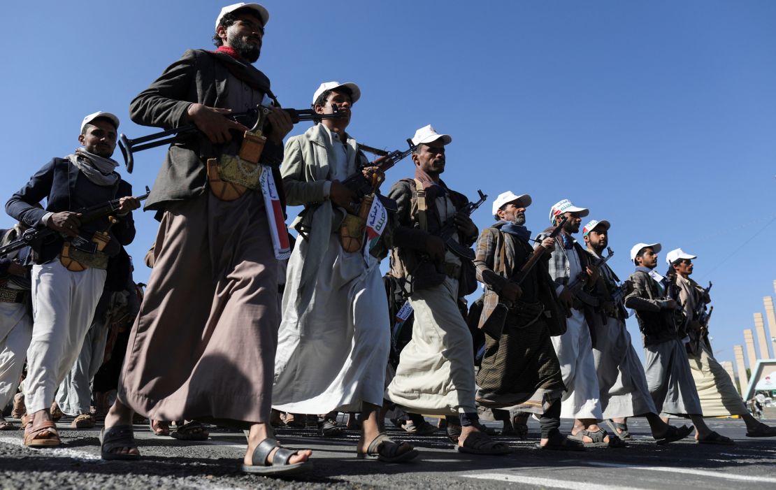 Các chiến binh mới được tuyển dụng gia nhập lực lượng quân sự Houthi dự định được cử đến chiến đấu để hỗ trợ người Palestine ở Dải Gaza, diễu hành trong cuộc duyệt binh ở Sanaa, Yemen ngày 2 tháng 12 năm 2023. REUTERS/Khaled Abdullah