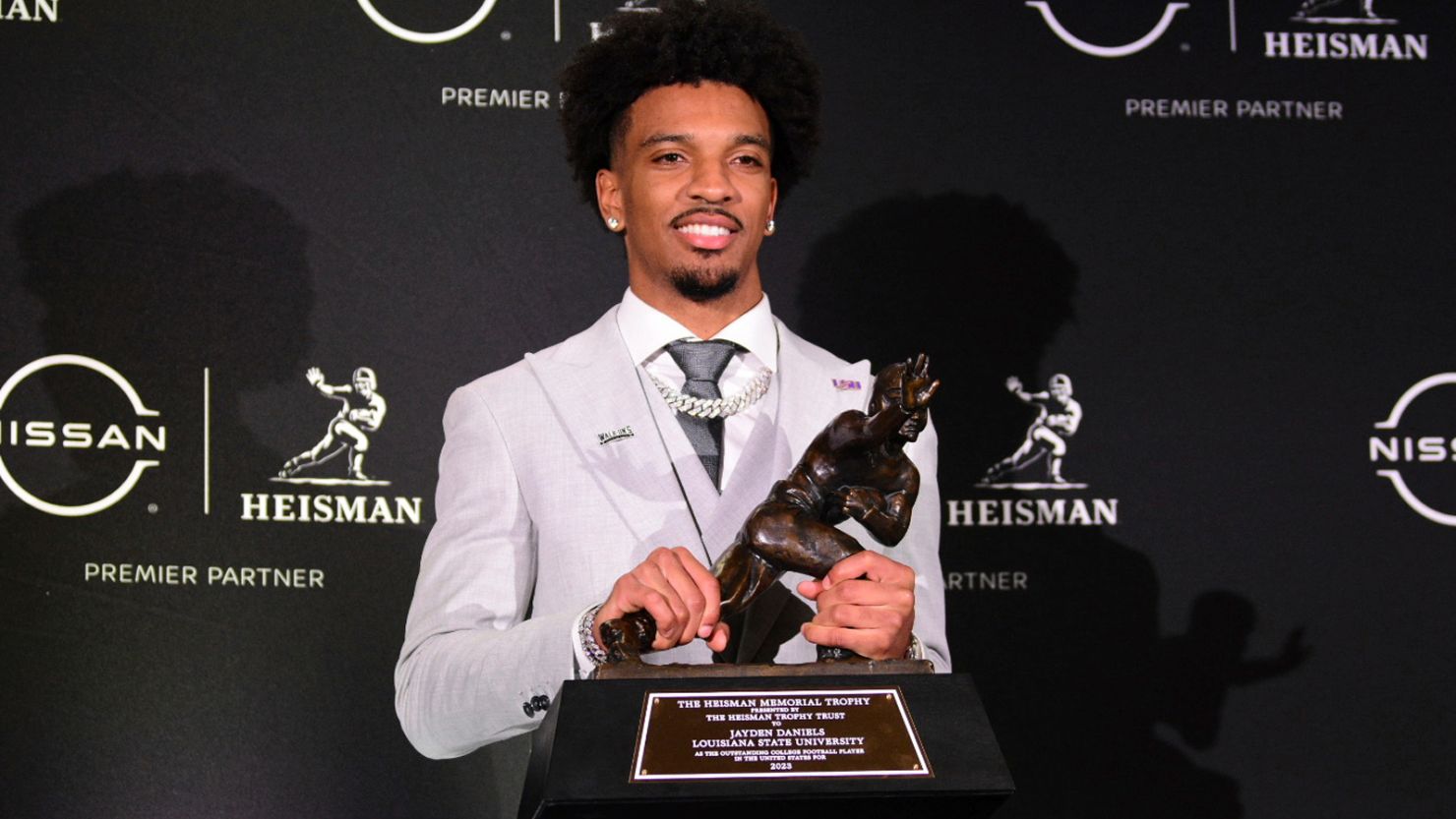 December 9, 2023, New York, New York, U.S: Louisiana State University quarterback, Jayden Daniels poses with the Heisman Trophy during the post Heisman Trophy award conference at the Marriott Marquis Hotel on 12/09/2023 in New York, New York. (Cal Sport Media via AP Images)
