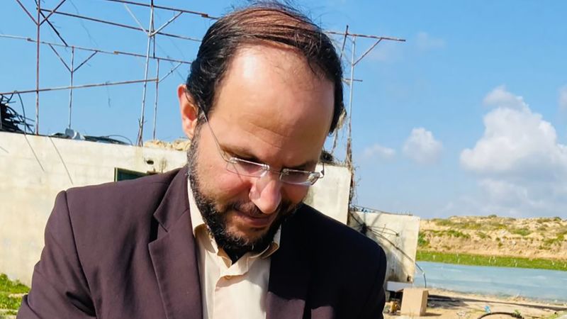 Известен професор и писател от Газа, убит при въздушен удар, седмици след като каза пред CNN, че той и семейството му „няма къде другаде да отидат“