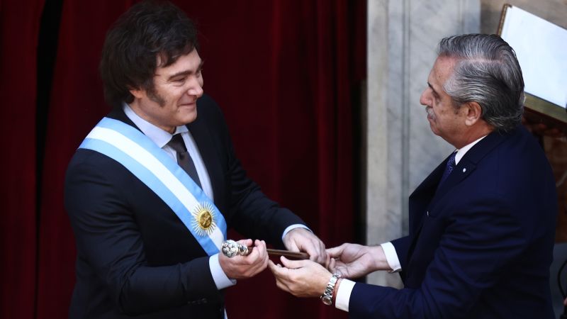 Хавиер Милей приветства „новата ера“, тъй като десен аутсайдер положи клетва като нов президент на Аржентина