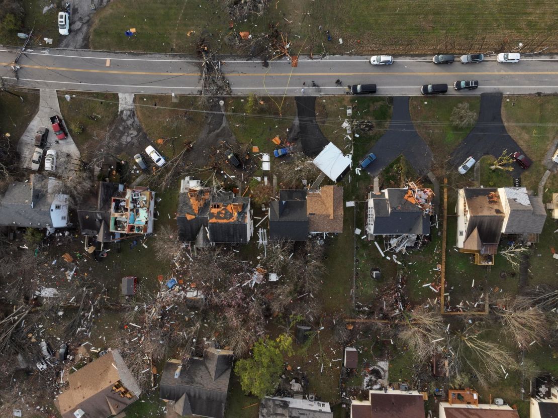 Vista aérea de casas dañadas un día después de que un tornado azotara Madison, Tennessee, EE. UU., el 10 de diciembre de 2023.