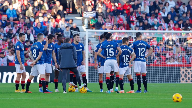 Мачът от Ла Лига между Гранада и Атлетик Билбао е спрян, след като фен почина на трибуните
