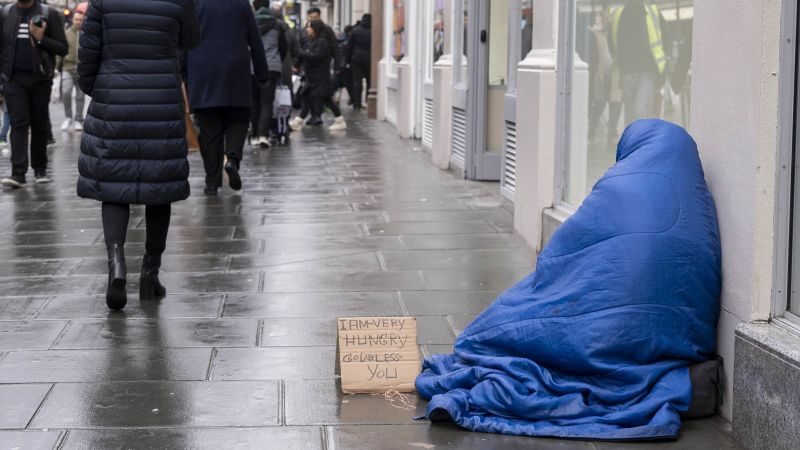 Великобритания рискува да се плъзне обратно към неравенството от викторианската епоха с „поразена от бедност низша класа“