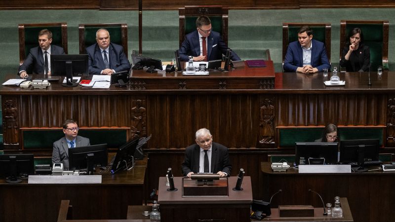 Полската популистка партия Право и справедливост загуби вот на доверие