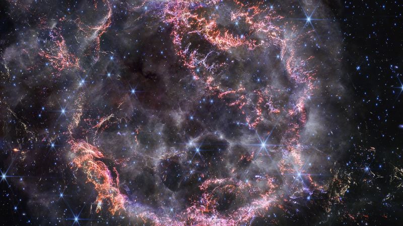 Телескопът Webb улавя най-близкия и най-подробен поглед вътре в супернова