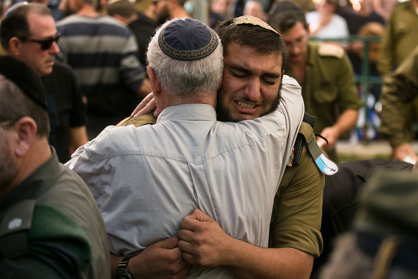 At Herzl Shaul's burial, PM vows to return his son's remains