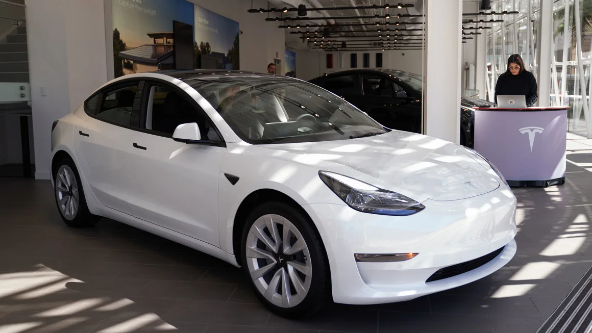 Tesla trước bài toán định giá: Khi kinh doan ô tô trở thành gánh nặng