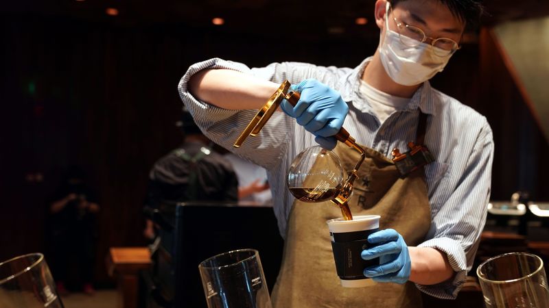 Китай, нация на пиещите чай, сега има повече маркови кафенета от САЩ