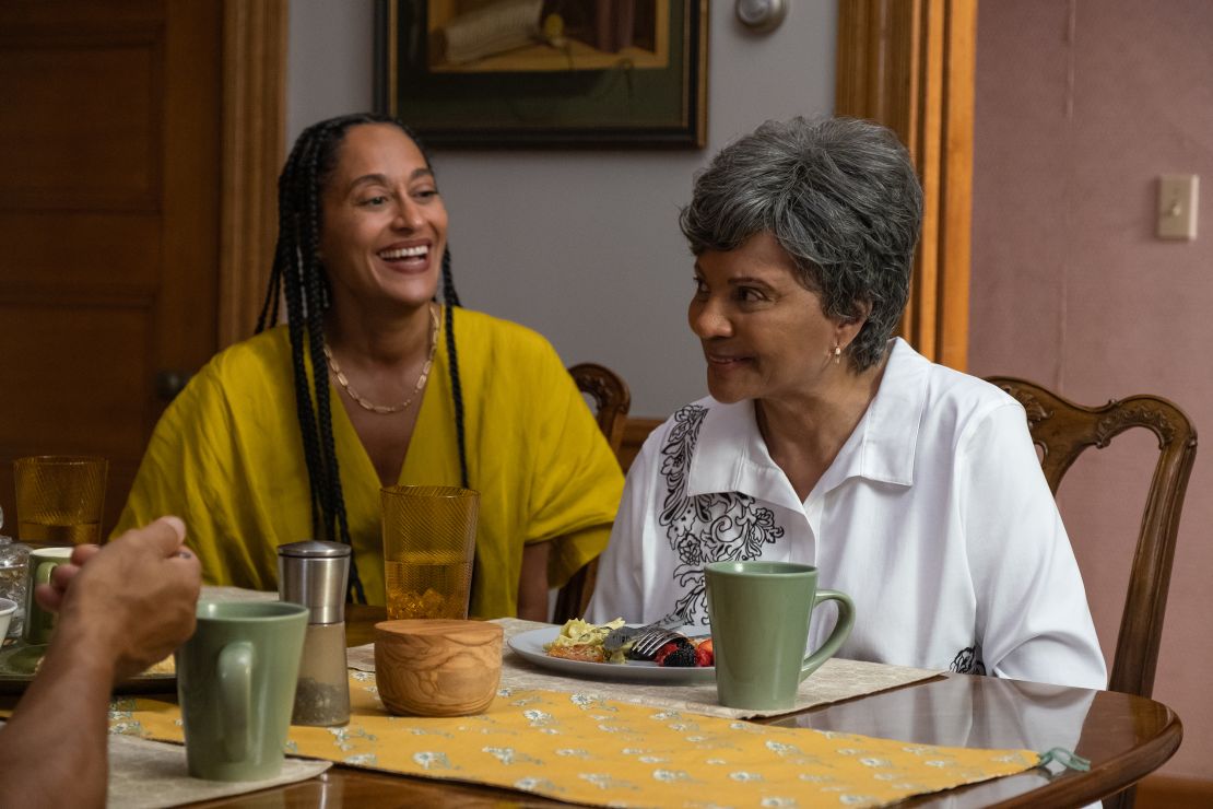 Tracee Ellis Ross interpreta a Lisa y Leslie Uggams como su madre Agnes en AMERICAN FICTION del escritor y director Cord Jefferson.