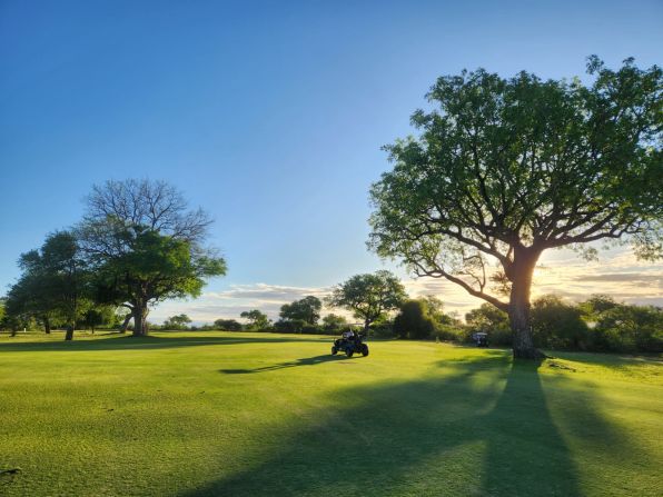 To help ensure player safety, Skukuza staff -- led by greenskeeper Jean Rossouw -- drive out ahead of first tee off to flag any animal presence, and continue to patrol throughout the day. 