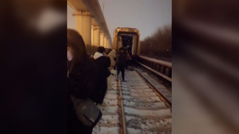 Сблъсък на влак на метрото в Пекин изпрати стотици в болница