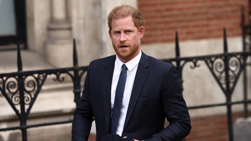 O Príncipe Harry foi vítima de hackeamento telefônico em “grande escala”, de acordo com as regras do Tribunal Superior do Reino Unido O Príncipe Harry foi vítima de hackeamento telefônico em “grande escala”, de acordo com as regras do Tribunal Superior do Reino Unido