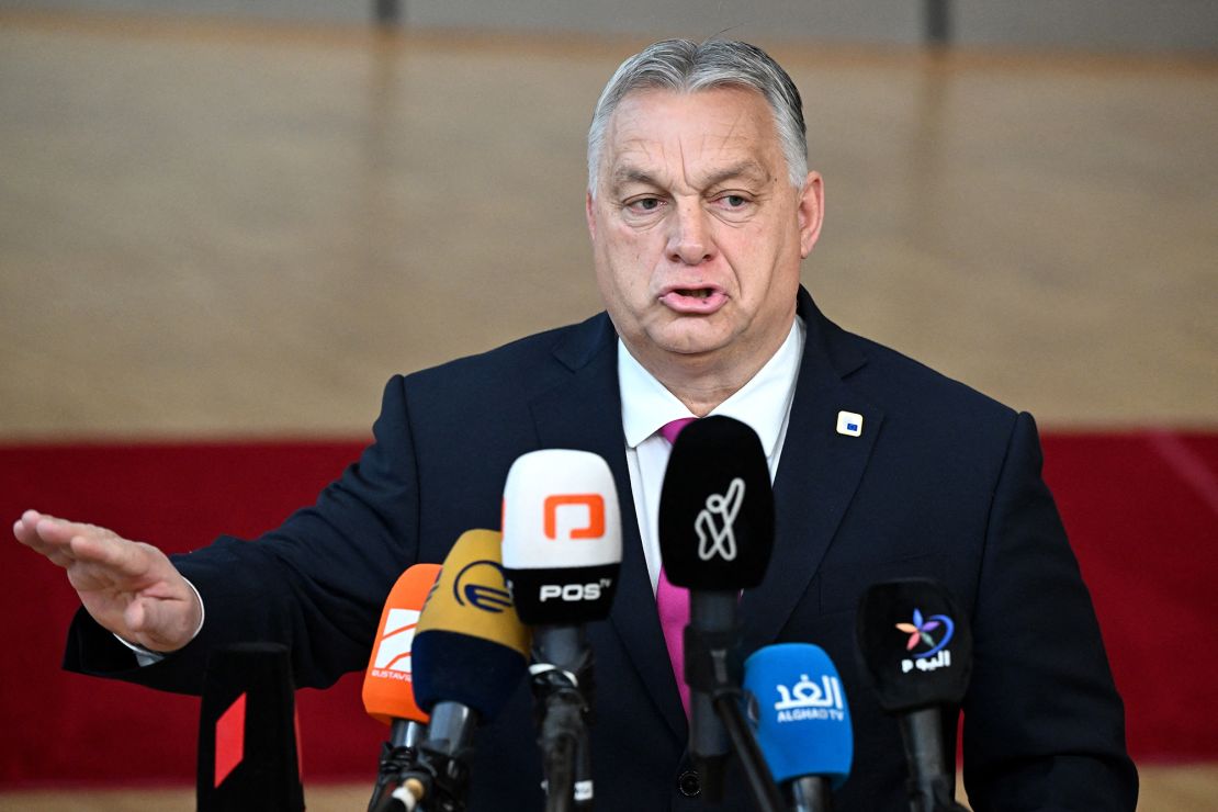 El primer ministro húngaro, Viktor Orban, hace gestos mientras habla con los medios después de llegar a la sede europea para la cumbre UE-Balcanes Occidentales, en Bruselas, el 14 de diciembre de 2023.