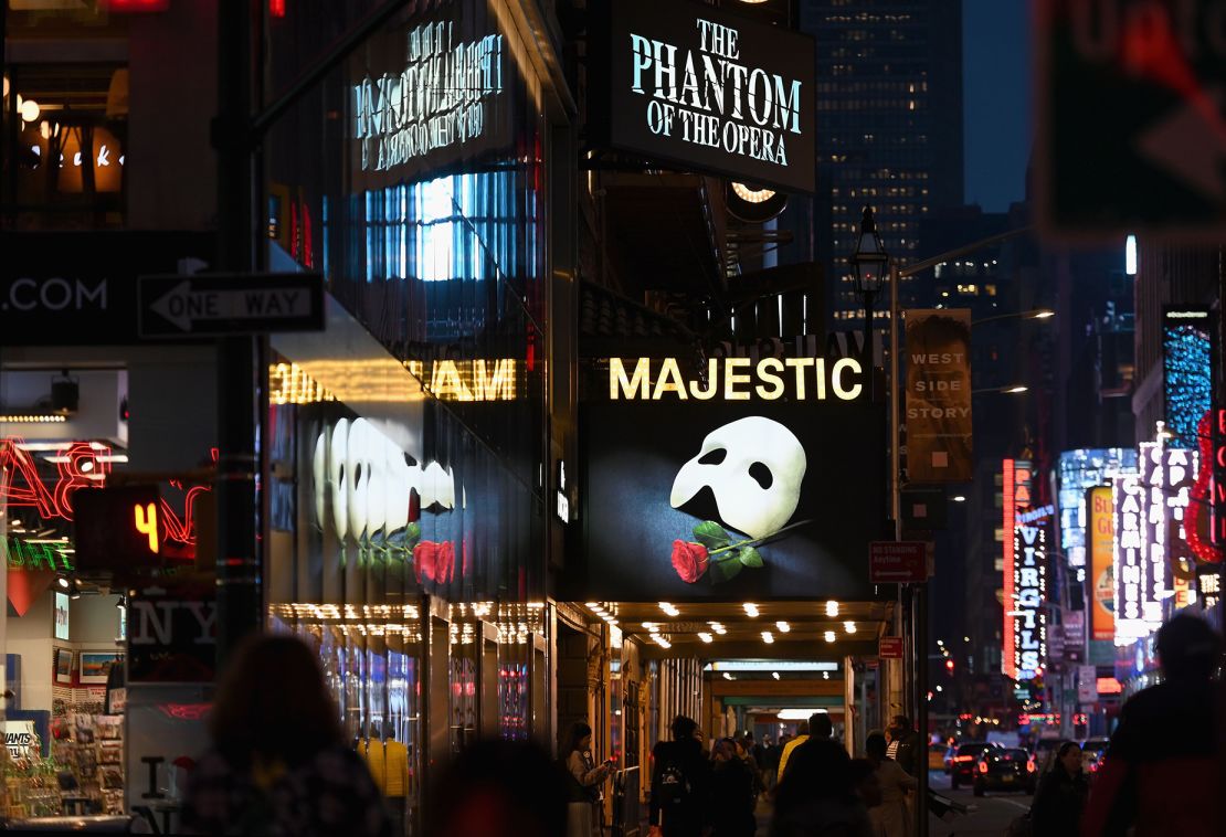 Señalización de la obra de Broadway "El fantasma de la ópera" vista en Time Square el 12 de marzo de 2020 en la ciudad de Nueva York. - El gobernador de Nueva York, Andrew Cuomo, prohibió el 12 de marzo de 2020 las reuniones públicas de más de 500 personas, incluidos espectáculos en el icónico distrito teatral de Broadway de Manhattan. Sólo las escuelas, los hospitales, los hogares de ancianos y las instalaciones de transporte público están exceptuados de la norma, que entrará en vigor en Broadway a las 5:00 p.m. del 12 de marzo de 2020 y 24 horas después en el resto del mundo, dijo Cuomo a los periodistas. (Foto de Angela Weiss/AFP) (Foto de ANGELA WEISS/AFP vía Getty Images)