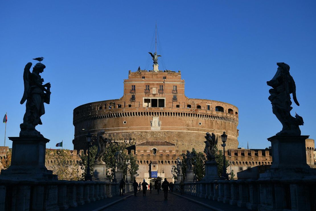Esta foto tomada el 16 de diciembre de 2023 muestra al Castel Sant'Angelo albergando la reunión política Atrego organizada por jóvenes activistas del partido de derecha italiano Hermandad de Italia (Fratelli d'Italia) en Roma.