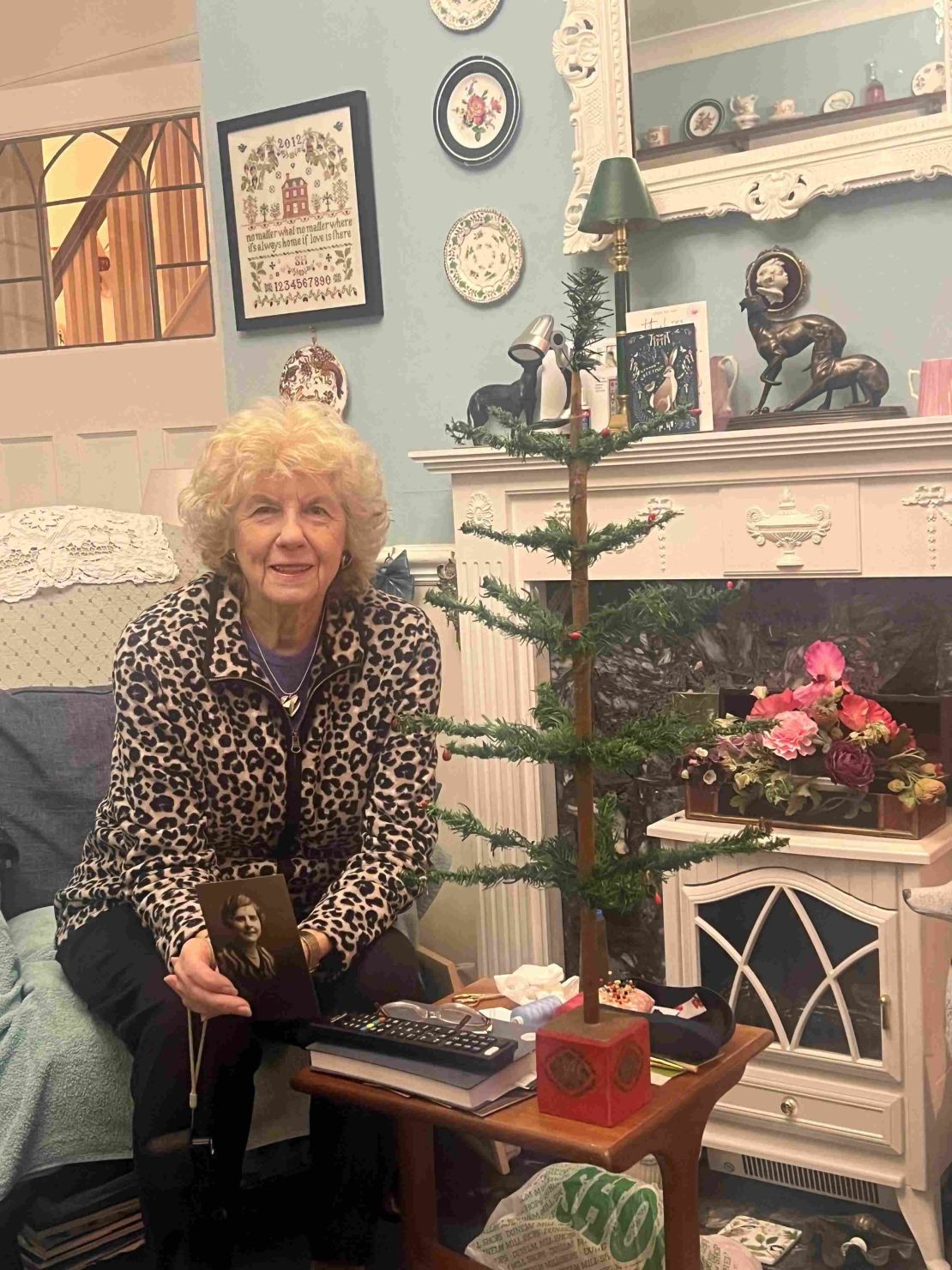 Shirley Hall fotografiada en su casa en Leicestershire con el árbol de Navidad de los años 20 de su madre.