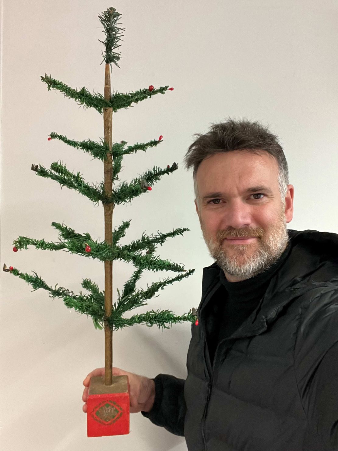 Charles Hanson, propietario de Hansons Auctioneers, con el humilde árbol.