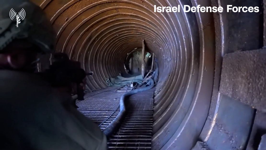 以色列国防军士兵进入加沙的哈马斯隧道，这是以色列国防军发布的一段未注明日期的视频的屏幕截图。