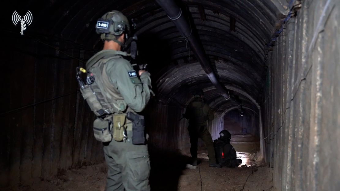 Des soldats de Tsahal accèdent à un tunnel du Hamas à Gaza, sur cette image tirée d'une vidéo non datée publiée par Tsahal.