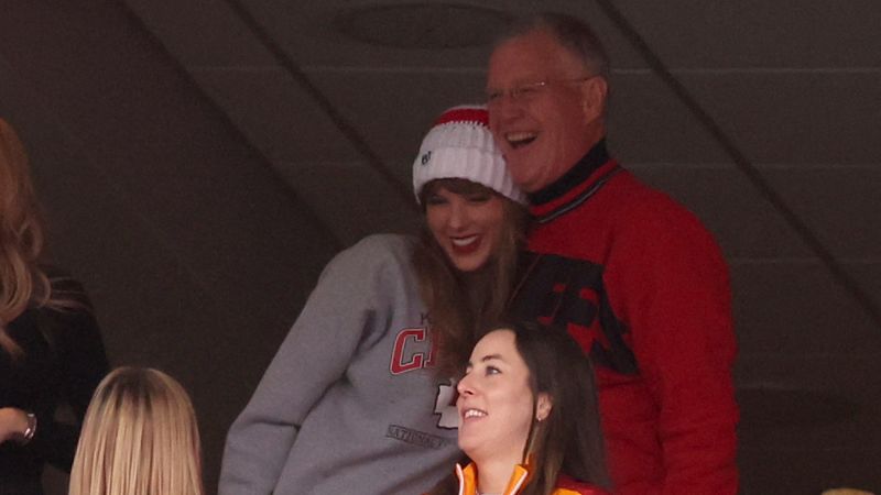 Taylor Swift and her dad cheer on Travis Kelce at Chiefs game | CNN