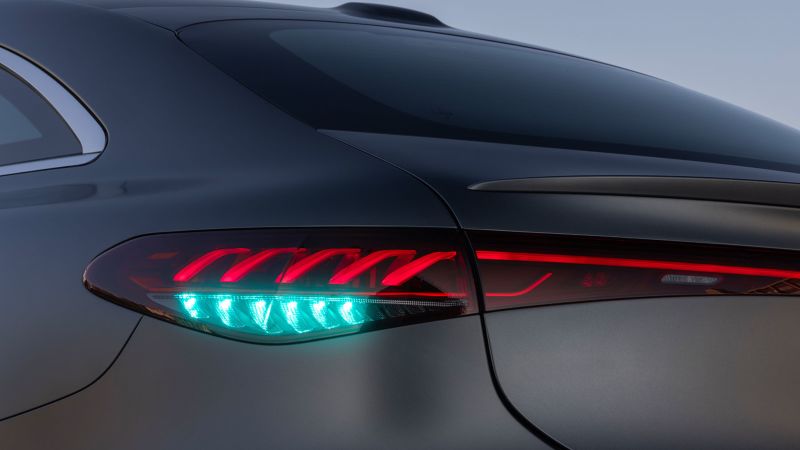 Mercedes добавя нов цвят на светлините на автомобила: Син за самостоятелно шофиране