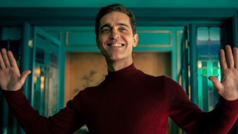 BLUE MONKEYS (L to R) PEDRO ALONSO as BERLíN in episode 02 of BLUE MONKEYS. Cr. TAMARA ARRANZ/NETFLIX © 2023