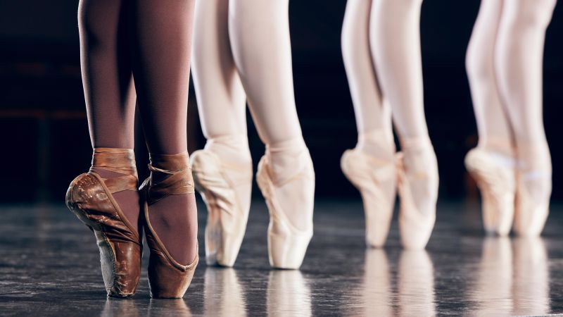 Цветните балерини подновяват призива за пуанти във всеки нюанс