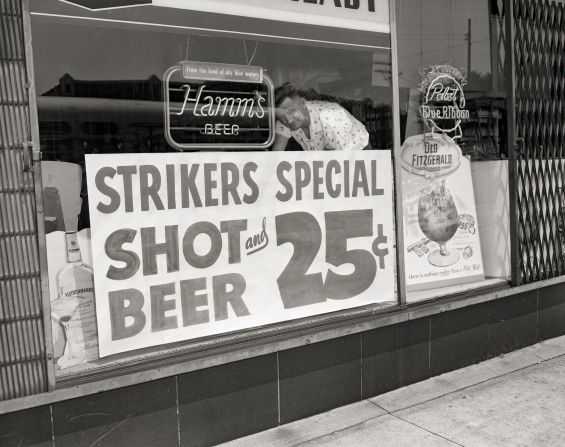 A tavern sign tries to entice striking steelworkers in Chicago in 1959.