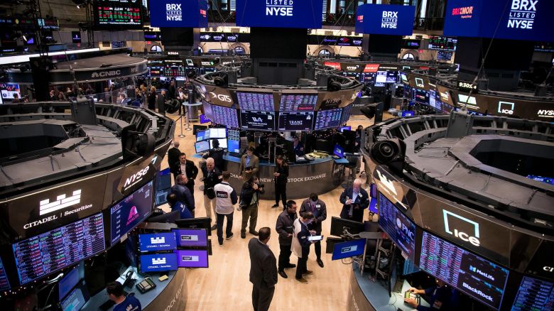 Traders work on the floor of the New York Stock Exchange (NYSE) in New York, US, on Monday, Dec. 4, 2023. Stocks and bonds retreated as traders pause after Novembers blockbuster rally and debate the case for interest rate cuts. Photographer: Michael Nagle/Bloomberg