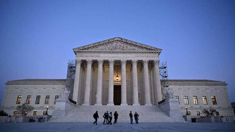 Становище: Върховният съд може да държи съдбата на демокрацията в САЩ в ръцете си