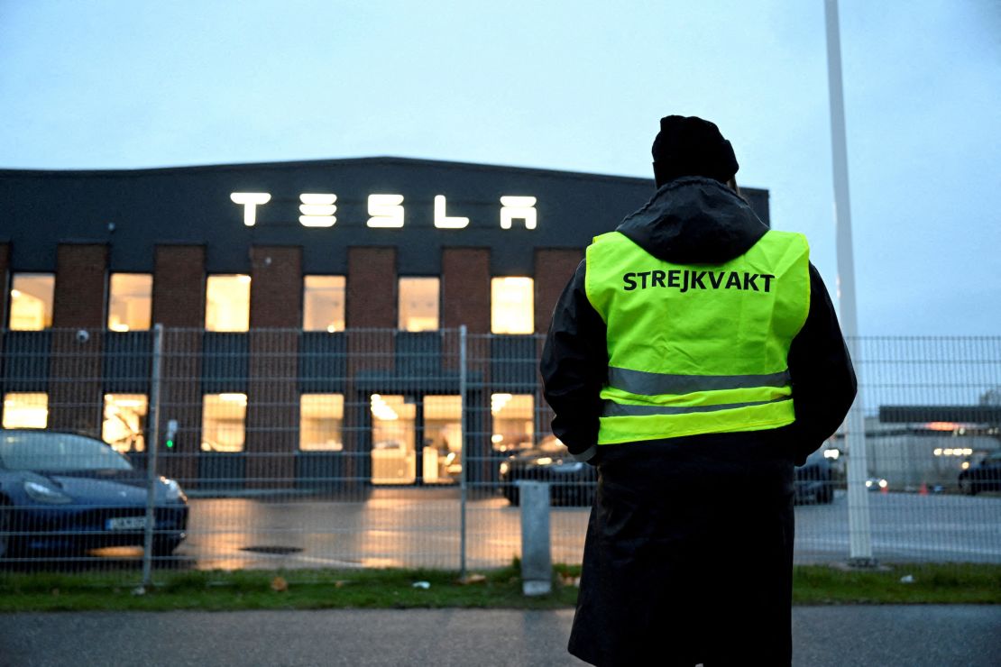 FILE PHOTO: Emma Hansson, chairman of IF Metall Stockholms lan, stands on strike outside Tesla's Service Center in Segeltorp, as workshop workers at the electric car company Tesla have gone on strike demanding that the company sign a collective agreement, in Stockholm, Sweden, October 27, 2023.  Jessica Gow/TT News Agency/via REUTERS      ATTENTION EDITORS - THIS IMAGE WAS PROVIDED BY A THIRD PARTY. SWEDEN OUT. NO COMMERCIAL OR EDITORIAL SALES IN SWEDEN//File Photo