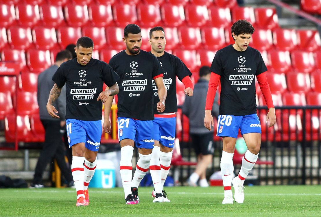 GRANADA, SPAIN - APRIL 22: Players of Granada CF wear t-shirts in protest at the plans for a European Super League during the La Liga Santander match between Granada CF and SD Eibar at Estadio Nuevo Los Carmenes on April 22, 2021 in Granada, Spain. Sporting stadiums around Spain remain under strict restrictions due to the Coronavirus Pandemic as Government social distancing laws prohibit fans inside venues resulting in games being played behind closed doors. (Photo by Fran Santiago/Getty Images)