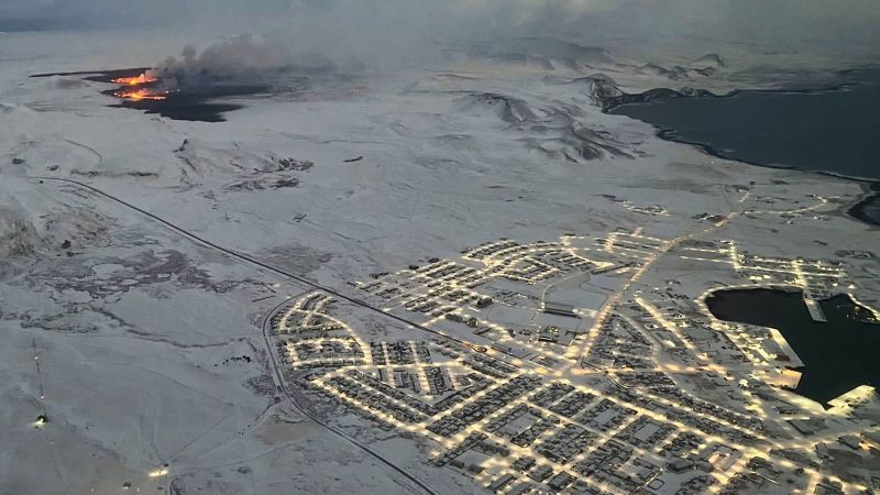 Изригването на вулкан в Исландия разбива надеждите, че жителите могат да прекарат Коледа у дома