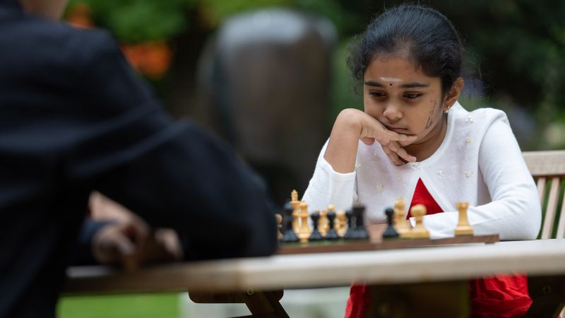Осемгодишният шахматен „феномен“ печели първа награда за жени на Европейското първенство по бърза и блиц игра