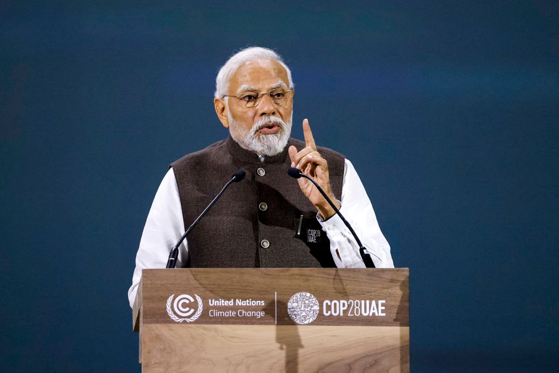 Premier Indii Narendra Modi przemawia podczas sesji poświęconej transformacji finansów klimatycznych podczas szczytu klimatycznego ONZ w Dubaju, 1 grudnia 2023 r.