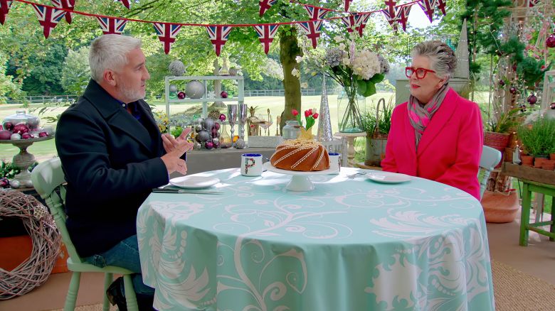 GREAT BRITISH BAKING SHOW: HOLIDAYS. (L to R) Paul Hollywood and Prue Leith in GREAT BRITISH BAKING SHOW: HOLIDAYS. Cr. Courtesy of Netflix © 2022