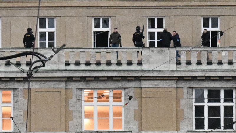 Прага се събужда в шок и ужас, след като „безсмислената“ стрелба оставя 14 убити