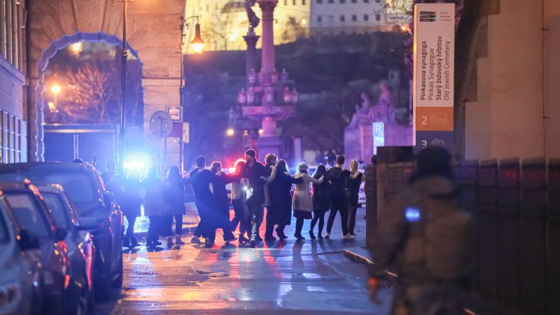 Стрелбата се „разпространява като болест в Европа“, казва оцелелият от смъртоносната атака в Прага