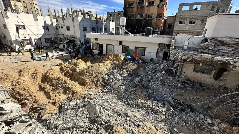 Лекари обвиняват израелските войски в оскверняване на тела и стрелба по цивилни в болница, която Израел твърди, че е била „комаден център“ на Хамас
